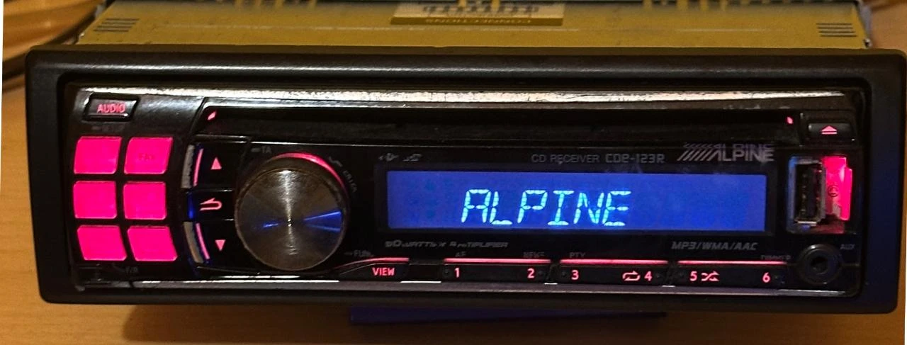 Autorrádio Alpine CDE-123R 1-DIN